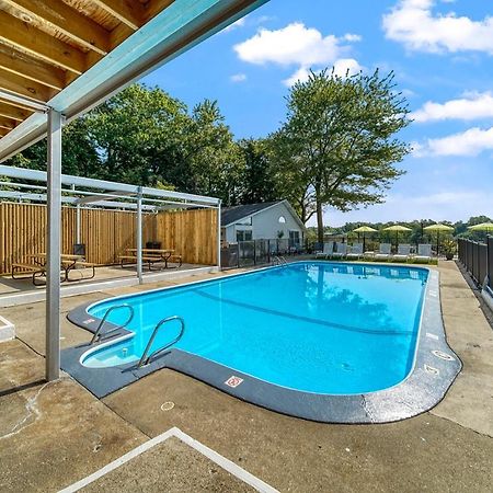 Holiday Hill Resort Saugatuck Bagian luar foto