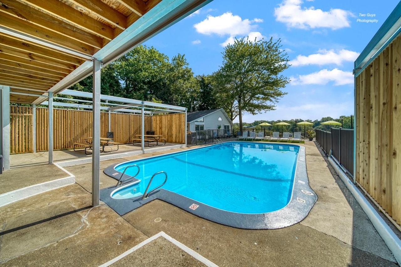 Holiday Hill Resort Saugatuck Bagian luar foto
