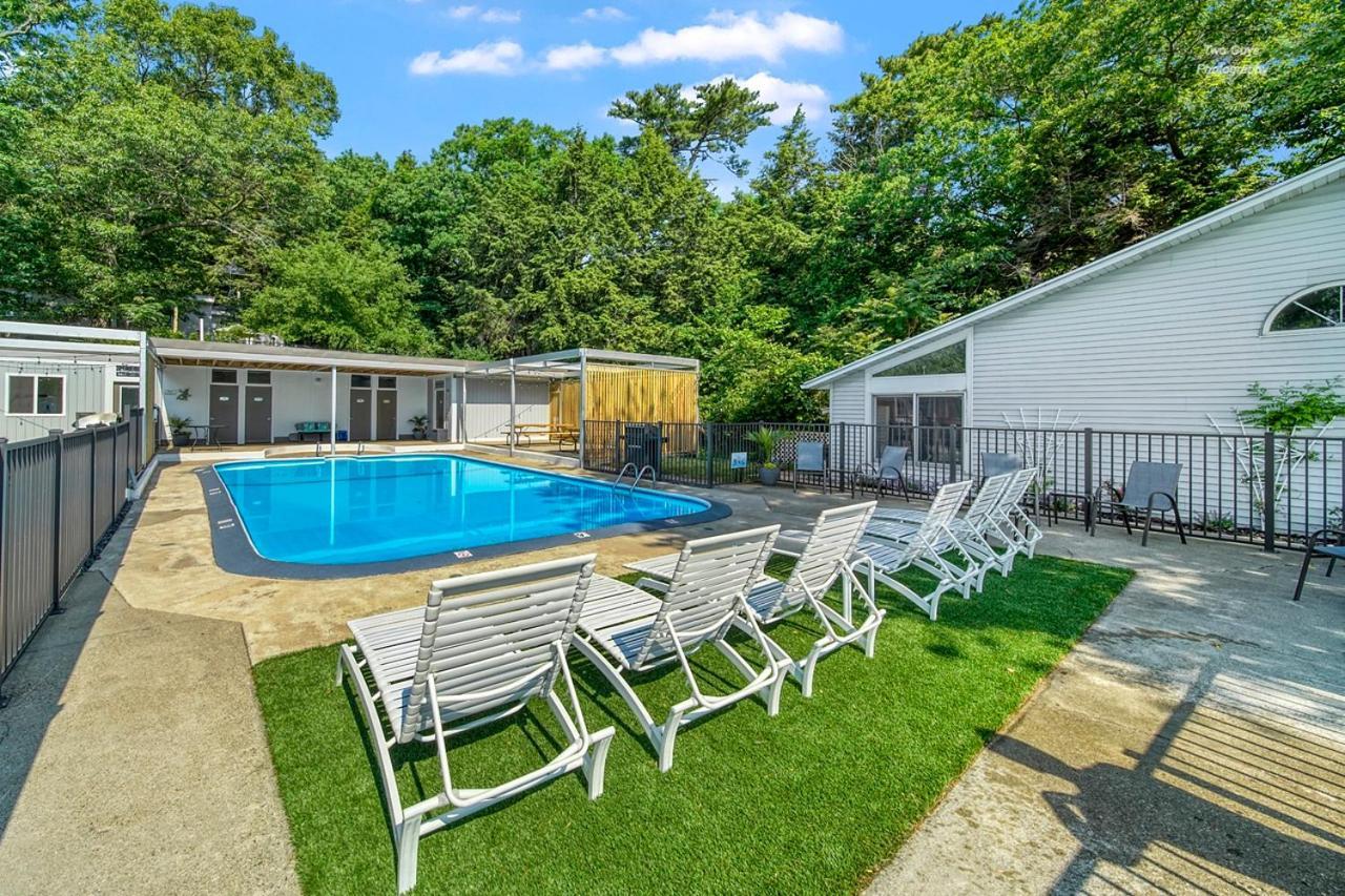 Holiday Hill Resort Saugatuck Bagian luar foto